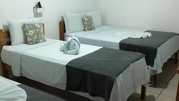 Escritorio, wifi gratis y ropa de cama