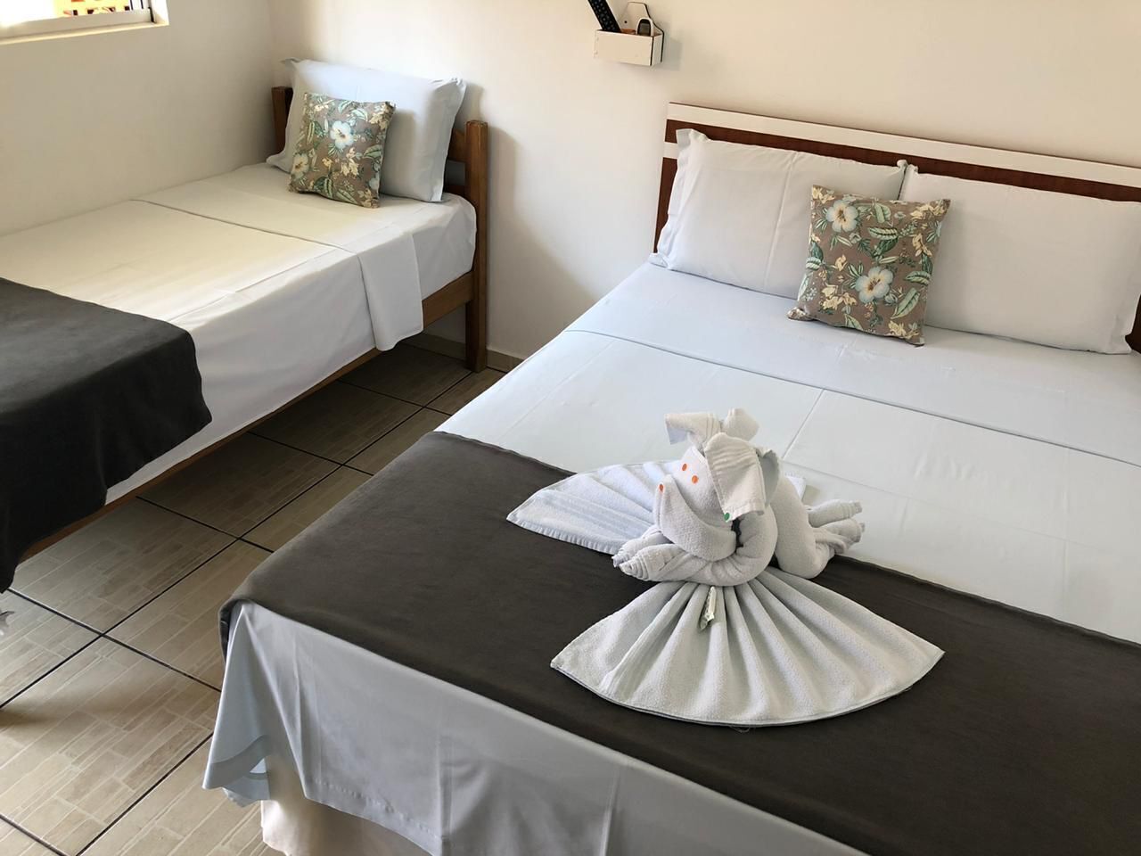 Escritorio, wifi gratis y ropa de cama 