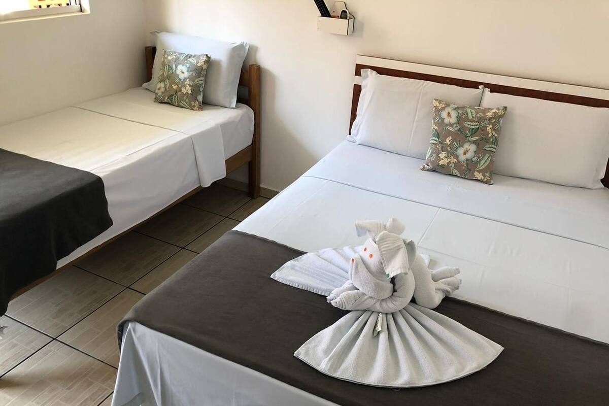 Escritorio, wifi gratis y ropa de cama