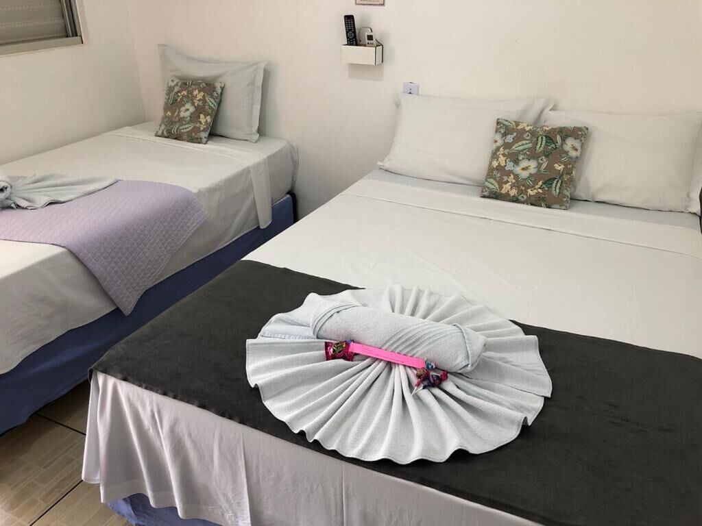 Escritorio, wifi gratis y ropa de cama 