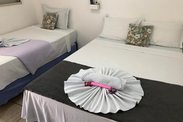 Escritorio, wifi gratis y ropa de cama