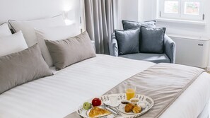 Habitación doble estándar | Escritorio, insonorización, tabla de planchar con plancha y wifi gratis