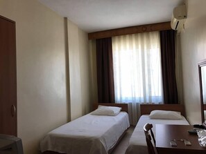 Standard Twin Room | Desk, free WiFi