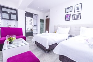 Ropa de cama de alta calidad y caja de seguridad en la habitación 