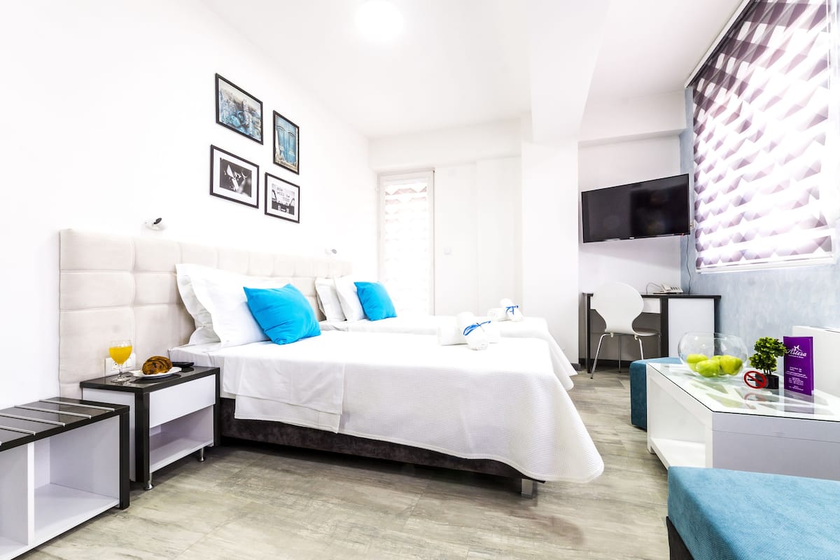 studio apartment with balcony | premium bedding, in-room safe, desk, free wifi