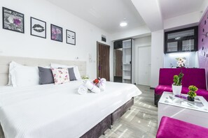 Studio Apartment with Balcony | Ropa de cama de alta calidad y caja de seguridad en la habitación 