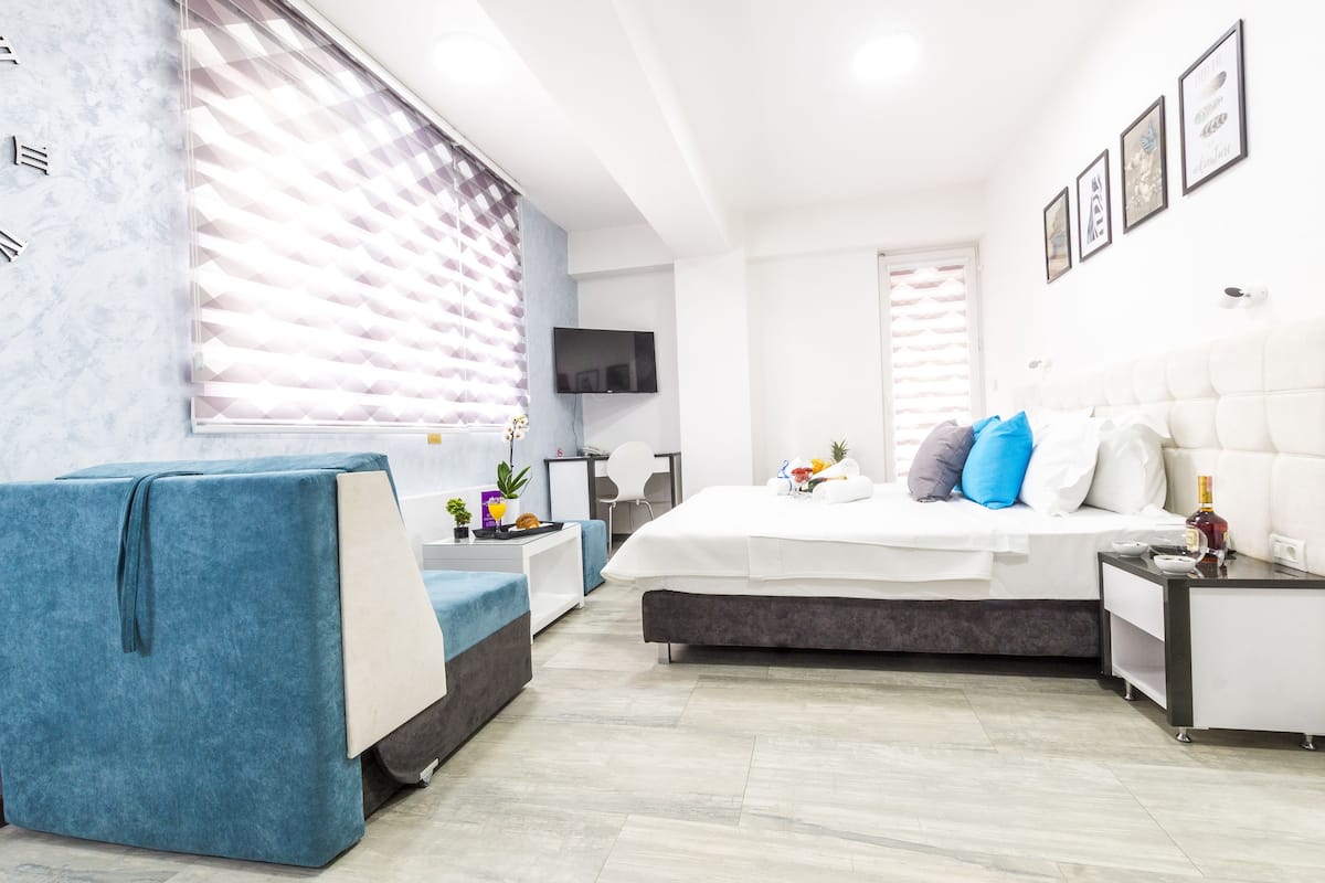 studio apartment with balcony | premium bedding, in-room safe, desk, free wifi