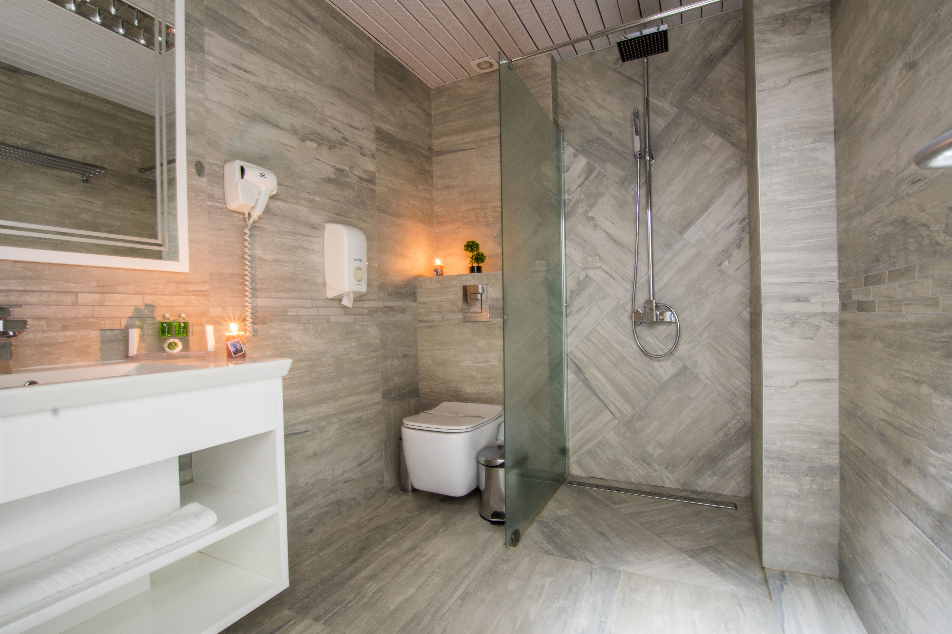 superior apartment with balcony | bathroom | shower, free toiletries, hair dryer, towels