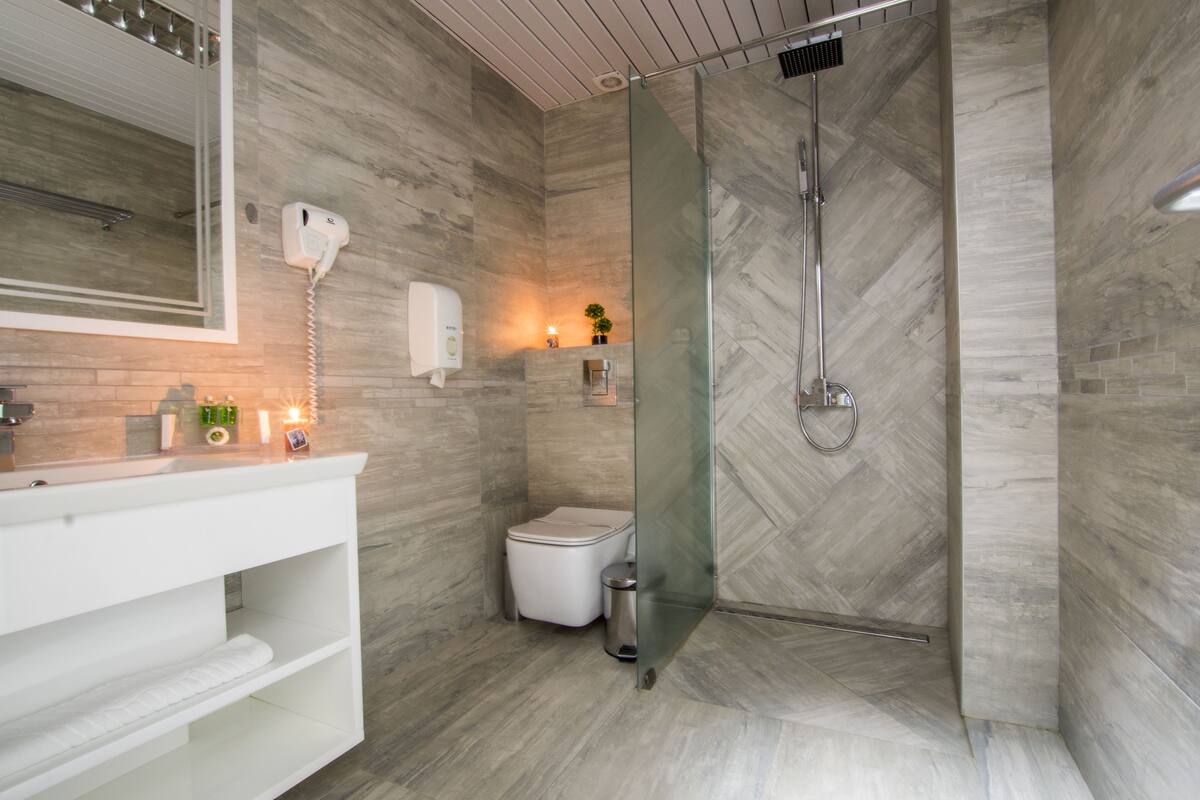 superior apartment with balcony | bathroom | shower, free toiletries, hair dryer, towels