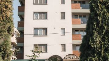 Un edificio de varios pisos con el letrero 'Asteria Apart Hotel' que indica que es un hotel.