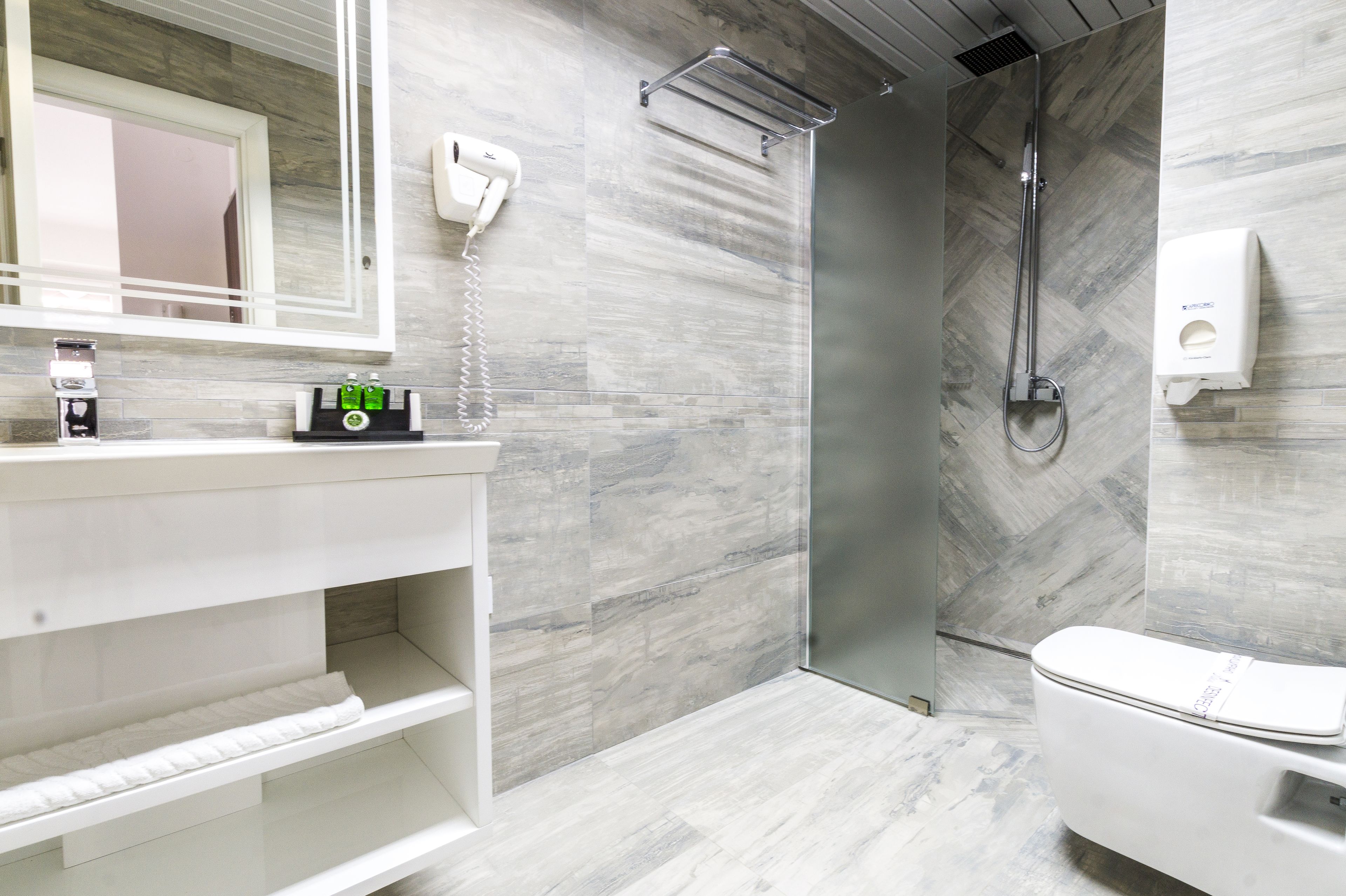 studio apartment with balcony | bathroom | shower, free toiletries, hair dryer, towels