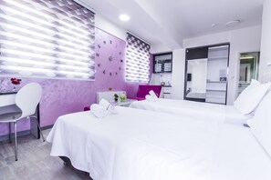Studio Apartment with Balcony | Ropa de cama de alta calidad y caja de seguridad en la habitación 