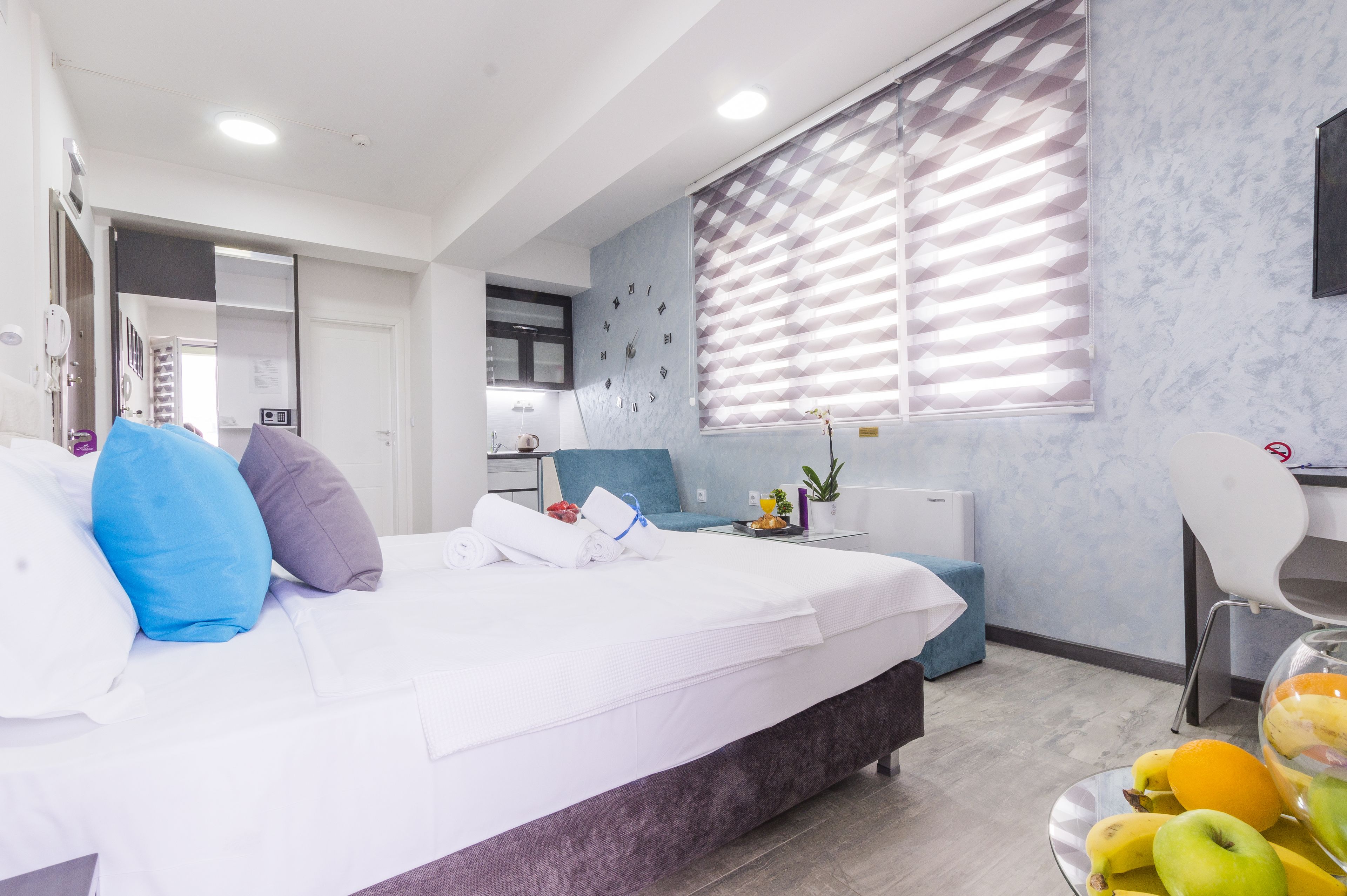 studio apartment with balcony | premium bedding, in-room safe, desk, free wifi