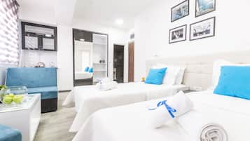 Studio Apartment with Balcony | Bộ đồ giường cao cấp, két bảo mật tại phòng, bàn
