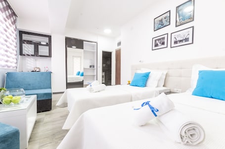 Ropa de cama de alta calidad y caja de seguridad en la habitación