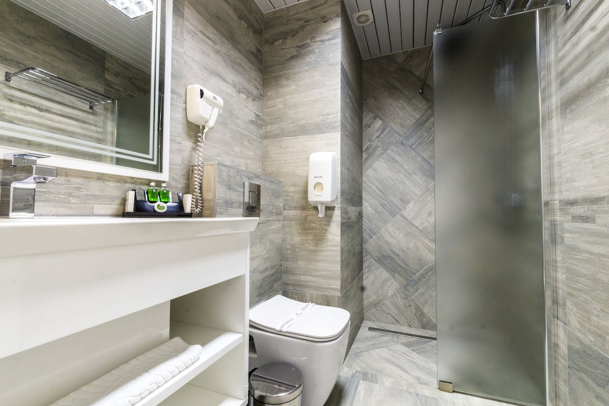 studio apartment city view | bathroom | shower, free toiletries, hair dryer, towels