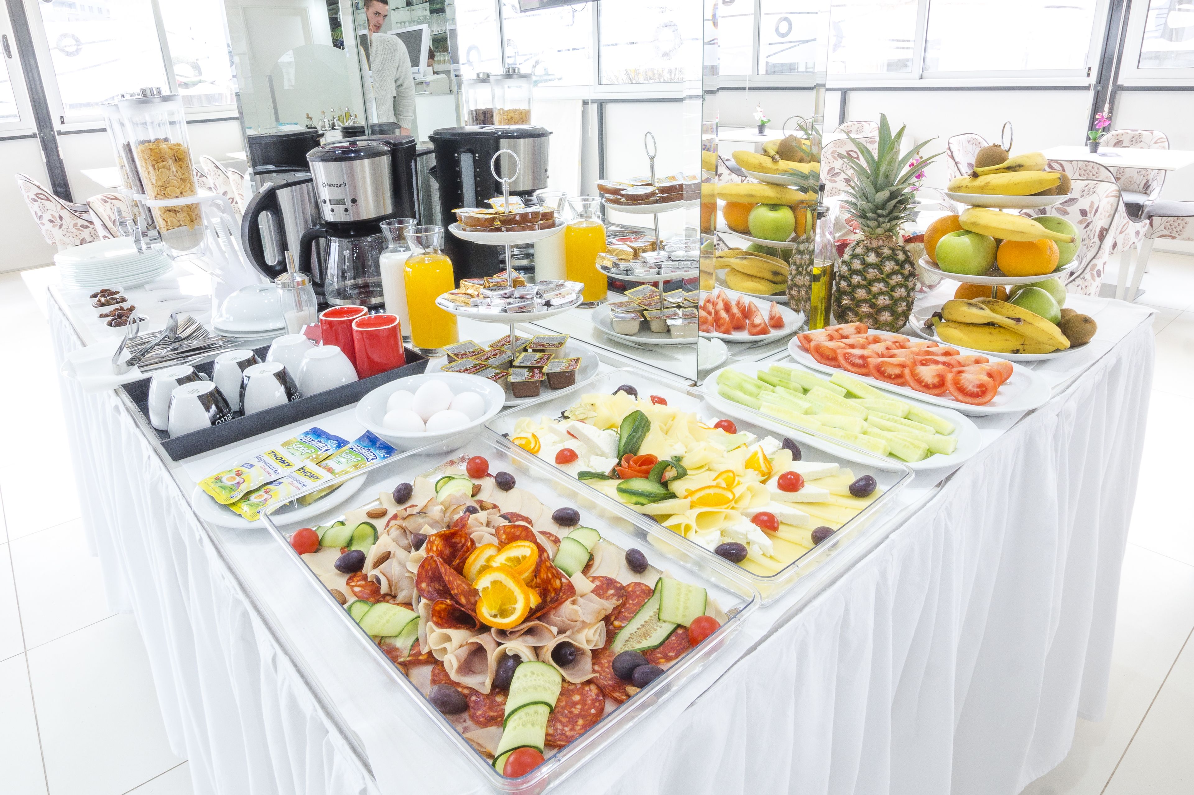 Petit déjeuner buffet (10 EUR par personne)
