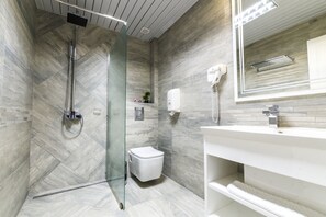 Superior Apartment City view | Baño | Ducha, artículos de higiene personal gratuitos y secador de pelo