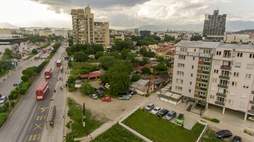 Un edificio de varios pisos con un letrero que dice "Asteria Apart Hotel".