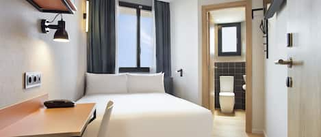 Basic Room | In-room safe, desk, blackout drapes, soundproofing