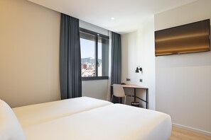 Habitación doble | Caja fuerte, escritorio, cortinas opacas y sistema de insonorización