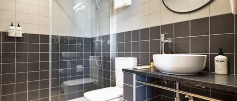 Amenidades de baño gratuitas, secadora de cabello, toallas