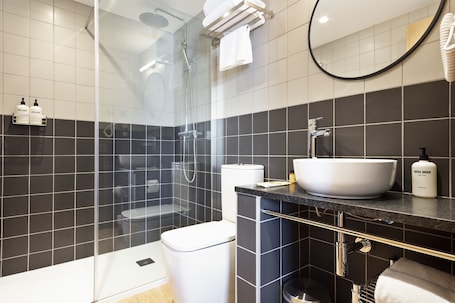 Kostenlose Toilettenartikel, Haartrockner, Handtücher. Hotel Brick