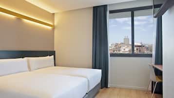 Habitación doble | Caja fuerte, escritorio, cortinas opacas y sistema de insonorización