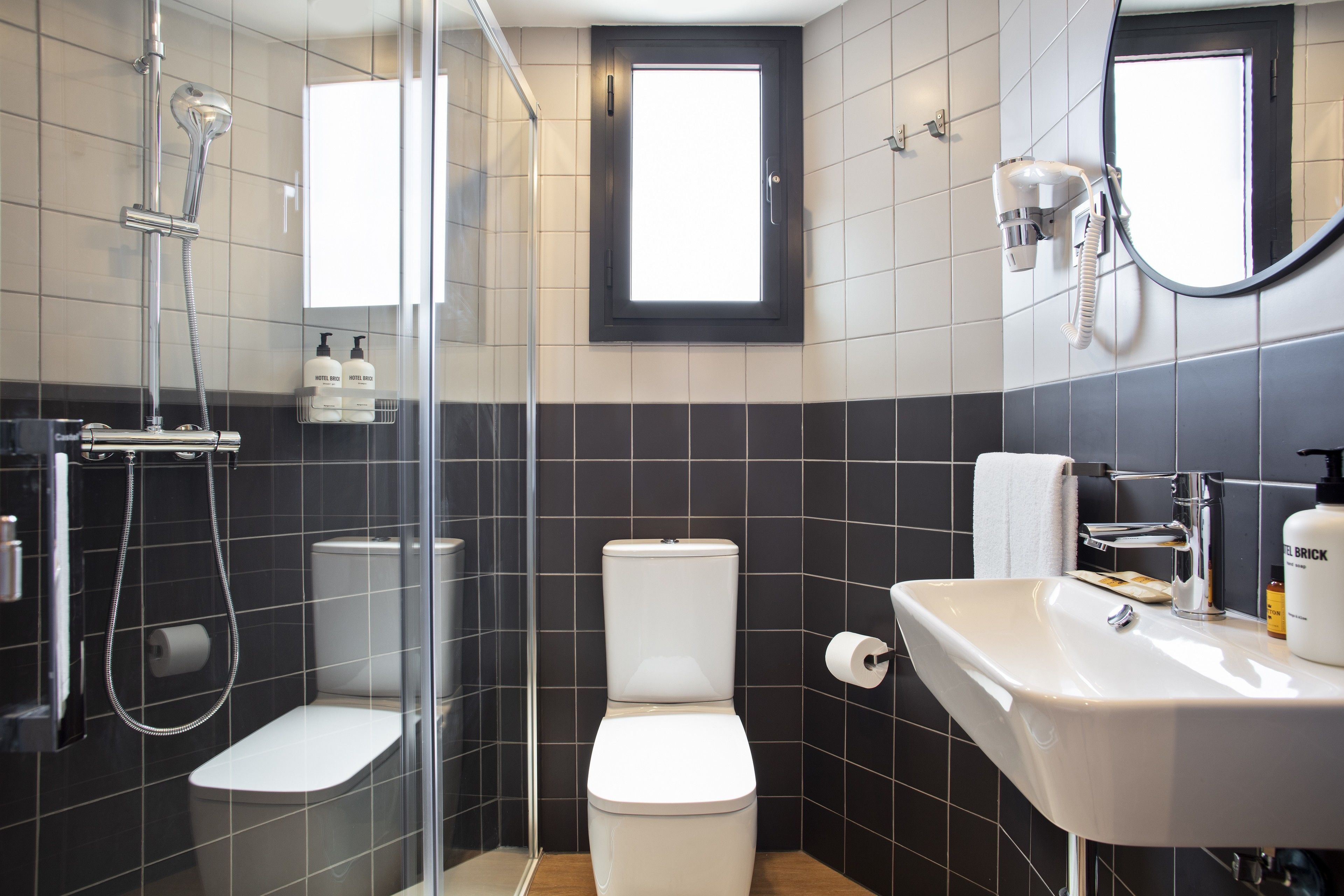 miniroom | bathroom | free toiletries, hair dryer, towels