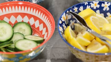Verschillende kommen met diverse soorten fruit en groenten.