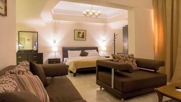 Minibar, caixa forta a l'habitació i escriptori