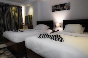 Minibar, in-room safe, desk, iron/ironing board - Royal Marshal Hotel (Cairo)