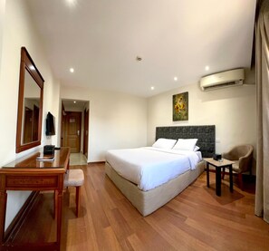 Minibar, in-room safe, desk, iron/ironing board - Royal Marshal Hotel (Cairo)