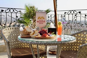 2 restaurants, serveren ontbijt, lokale en internationale gerechten