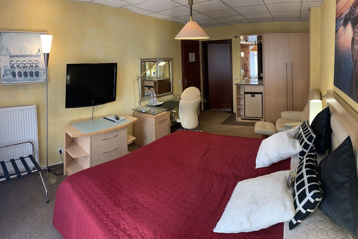 desk, soundproofing, free cots/infant beds, rollaway beds