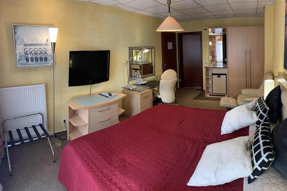Desk, soundproofing, free cots/infant beds, rollaway beds