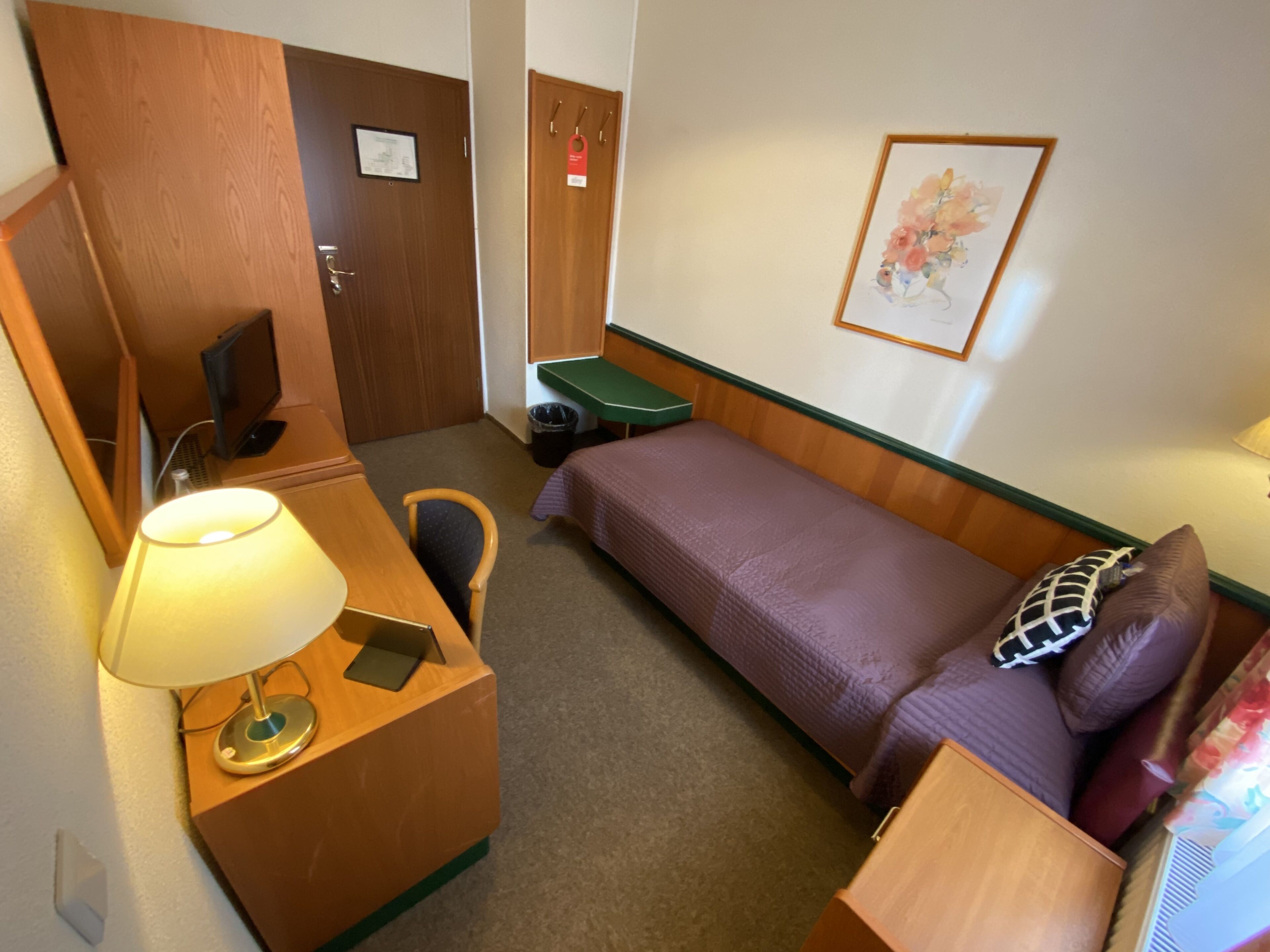 economy single room | desk, soundproofing, free cots/infant beds, rollaway beds