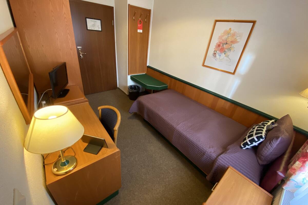 economy single room | desk, soundproofing, free cots/infant beds, rollaway beds