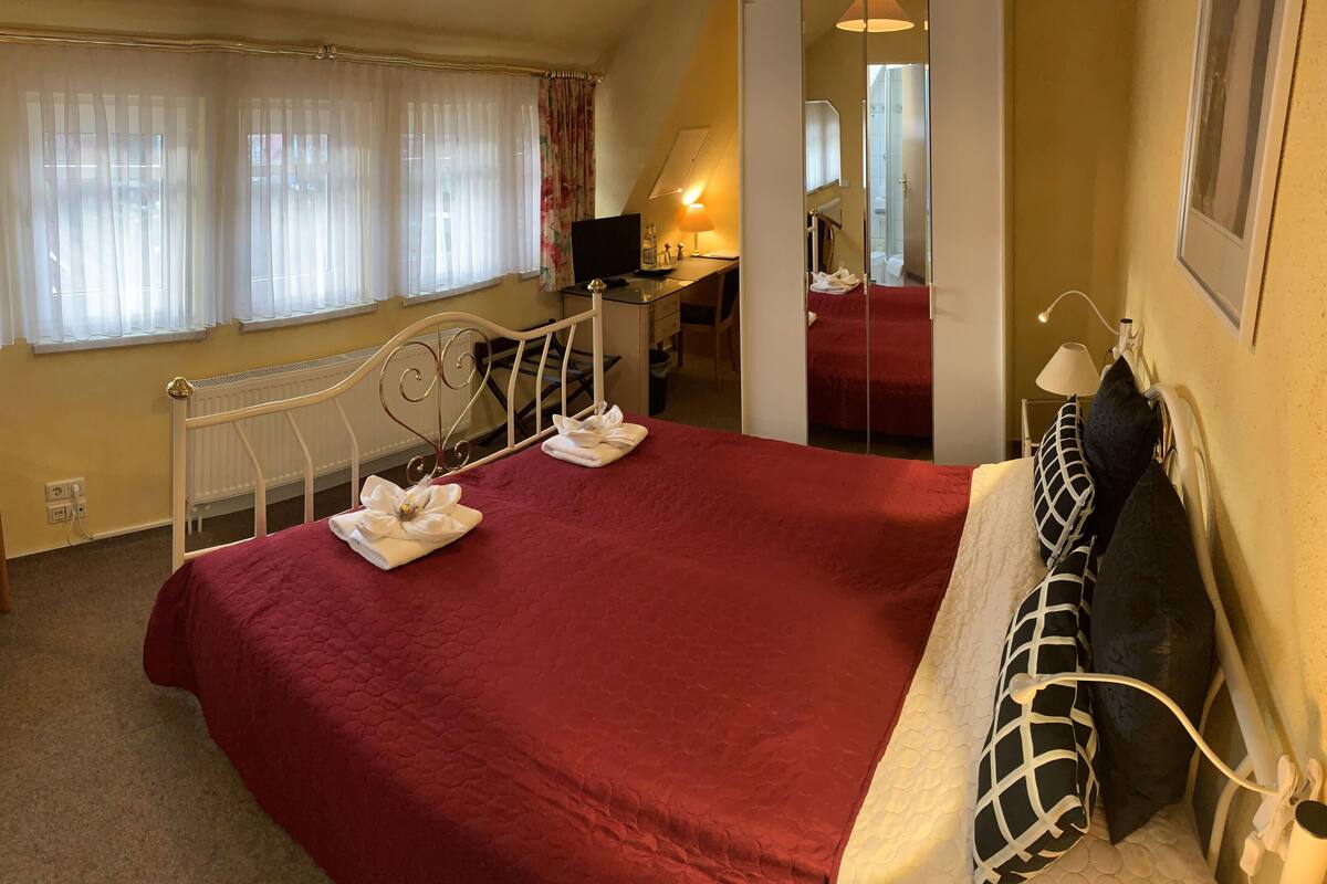 Economy Double Room | Desk, soundproofing, free cots/infant beds, rollaway beds