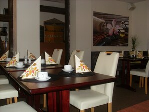 Free daily buffet breakfast