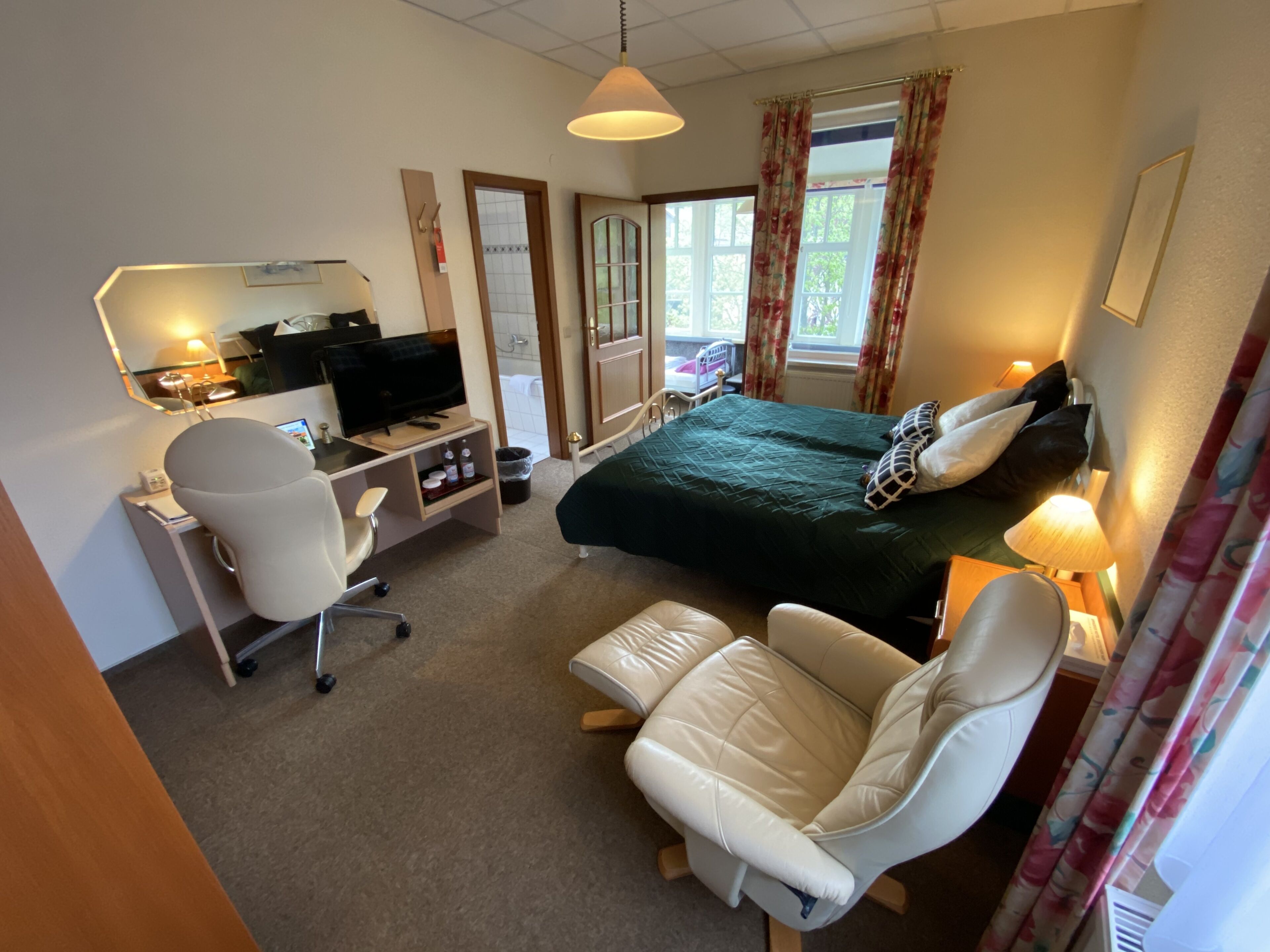 junior suite | living area | flat-screen tv