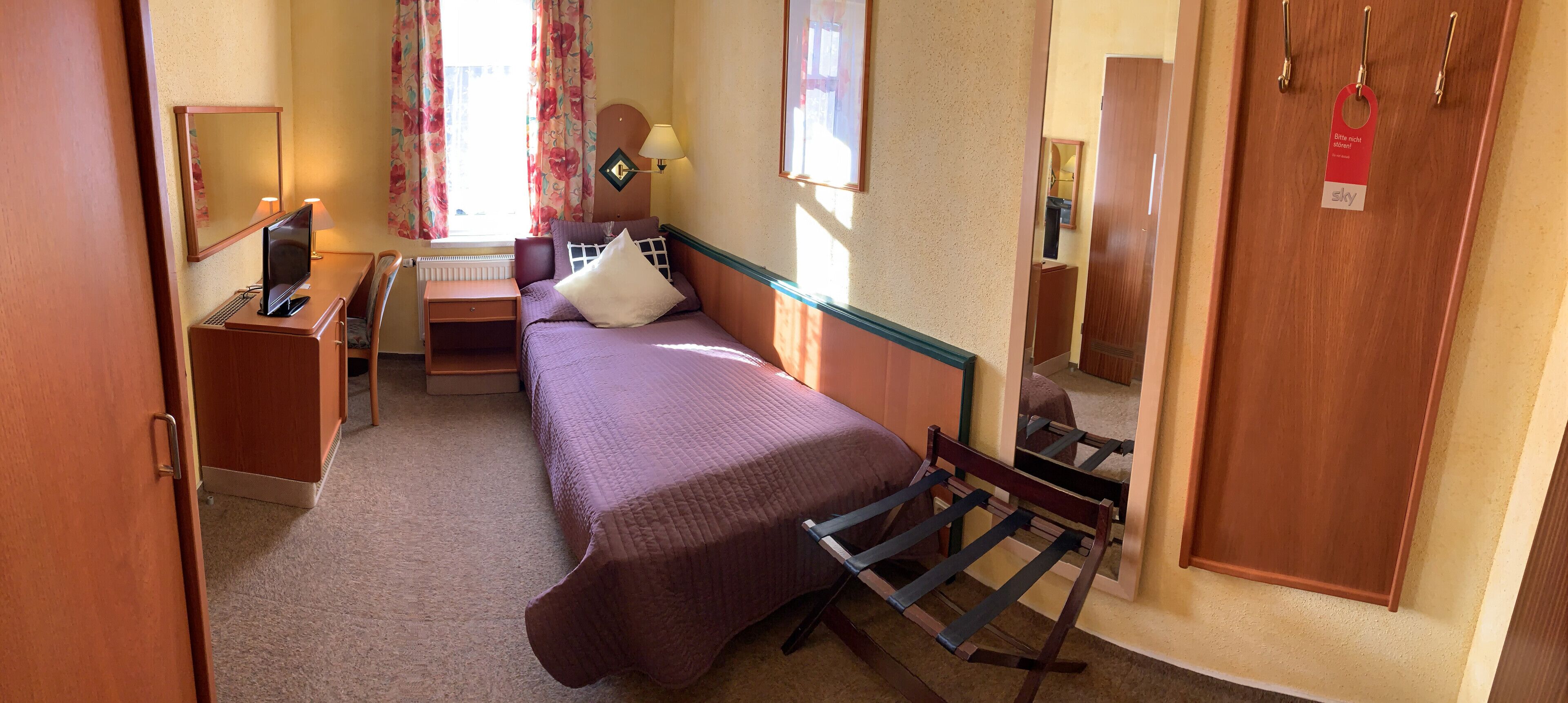 economy single room | desk, soundproofing, free cots/infant beds, rollaway beds