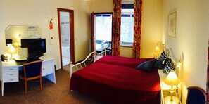 Junior Suite | Desk, soundproofing, free cots/infant beds, rollaway beds