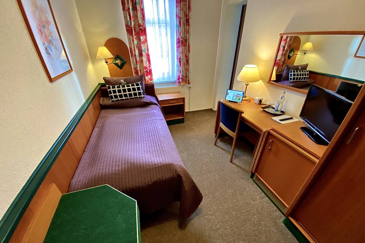 Economy Single Room | Desk, soundproofing, free cots/infant beds, rollaway beds