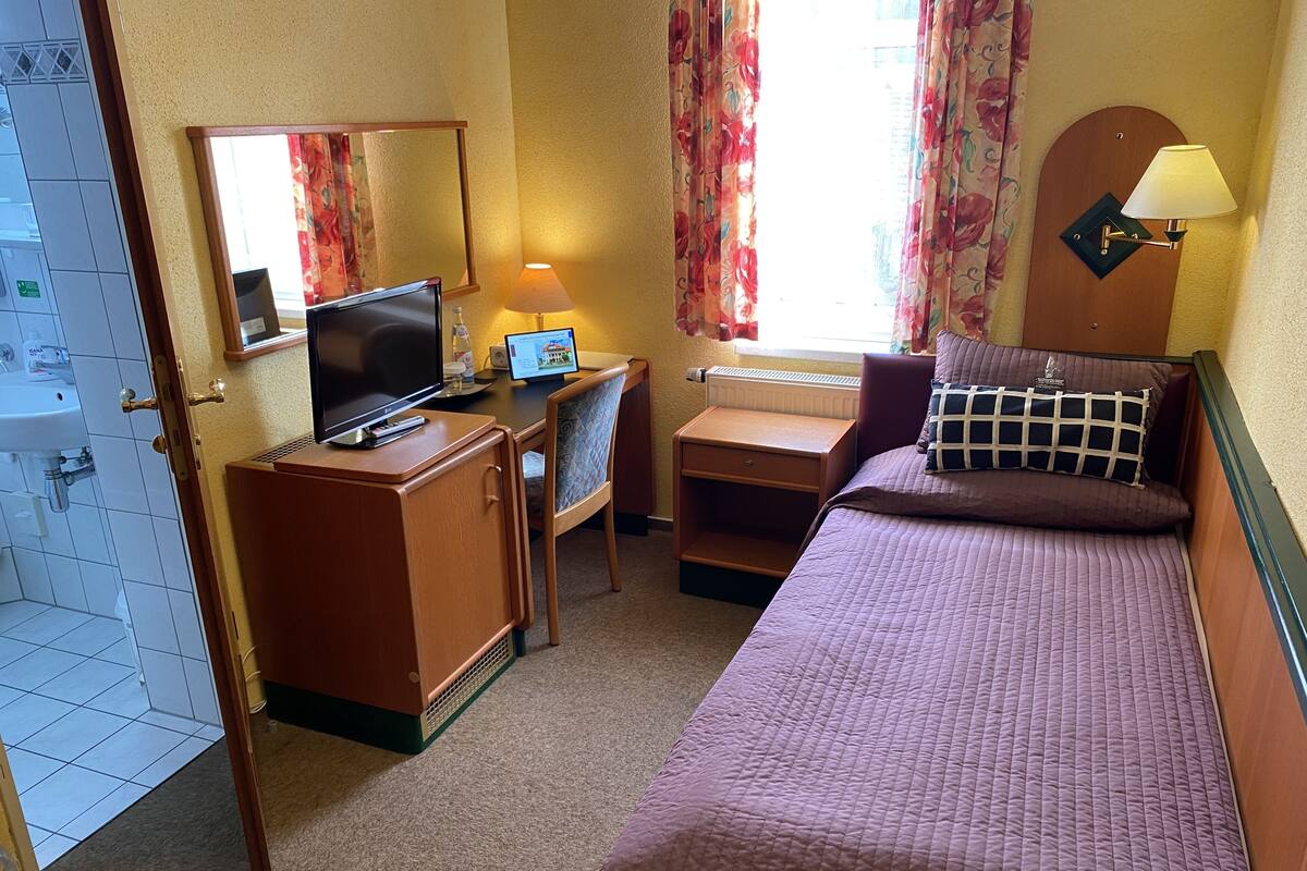 Standard Single Room | Living area | Flat-screen TV