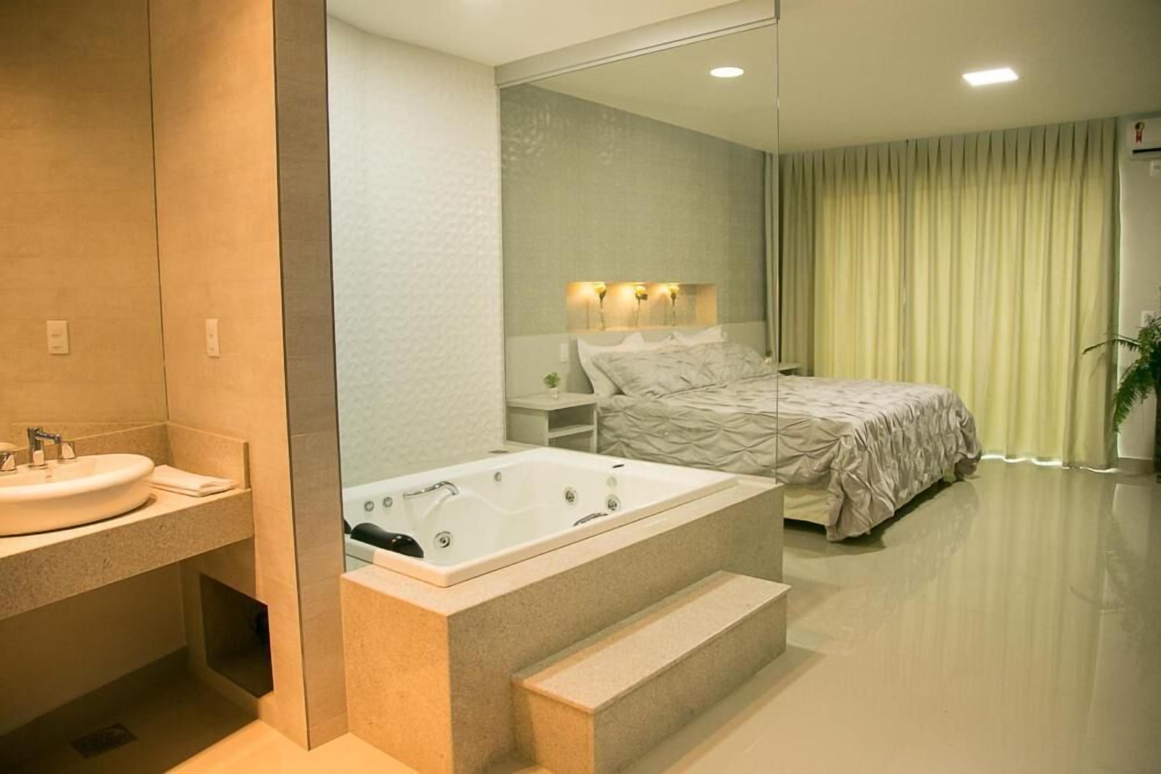 Tempat tidur Select Comfort, minibar, dan tirai kedap cahaya