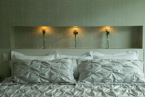Tempat tidur Select Comfort, minibar, dan tirai kedap cahaya