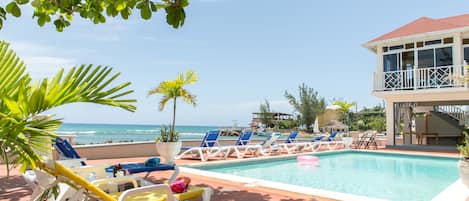 Piscina all'aperto, lettini