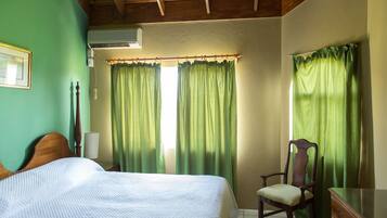 Studio Confort, 1 grand lit, cuisine (Second floor) | 1 chambre, coffres-forts dans les chambres, fer et planche Ă repasser