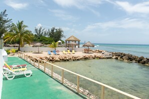 Accommodatie ligt op het strand, wit zand